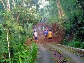 WARGA PADUKUHAN BATUR KERJA BAKTI MEMBERSIHKAN JALAN MENUJU BANYUNIBO